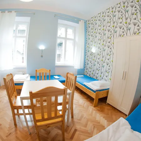 Dizzy Daisy Hostel *