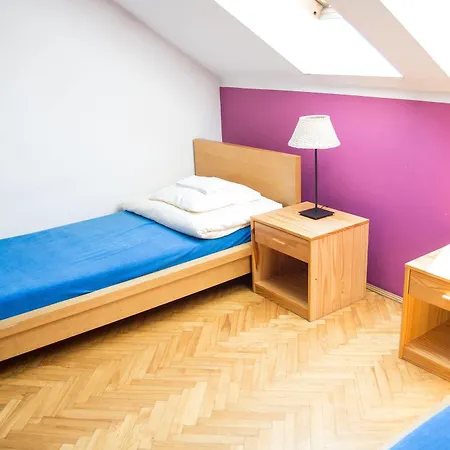 Dizzy Daisy Hostal *