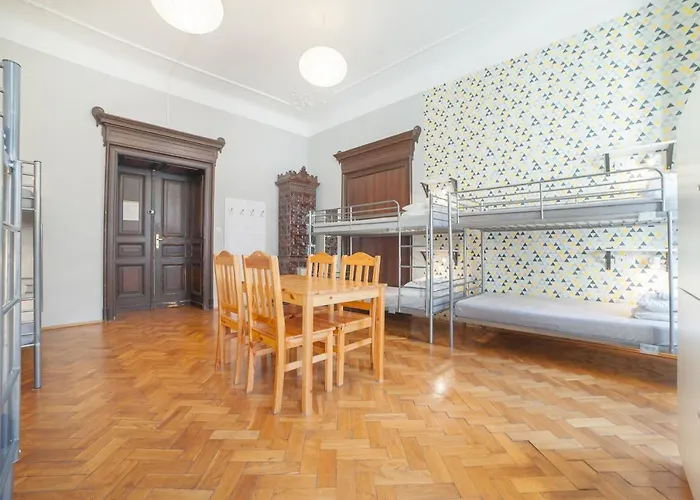 Dizzy Daisy Hostel *